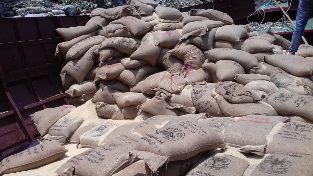 পটুয়াখালীতে ট্রলারভর্তি ১৪০০ বস্তা সরকারি চালসহ দুইজন আটক