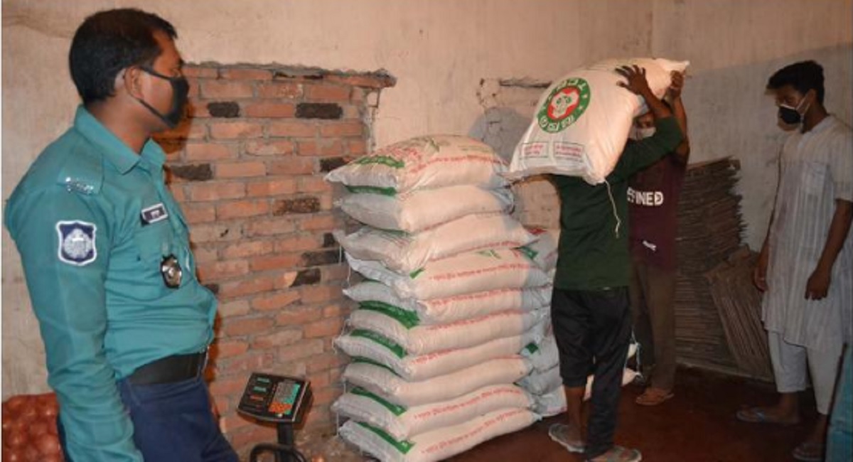 অবৈধভাবে মজুদ করা টিসিবির বিপুল পণ্য উদ্ধার, আটক ১