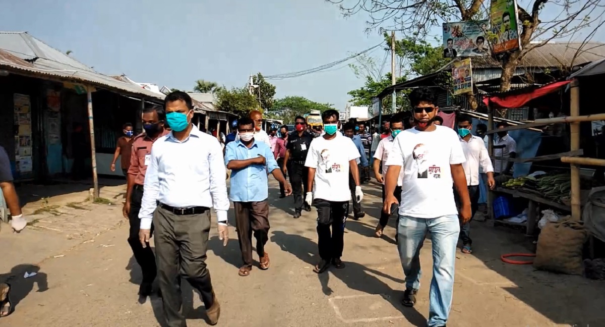 সামাজিক দূরত্ব বজায় না রেখে আড্ডা দেয়ায় ৭ যুবককে জরিমানা