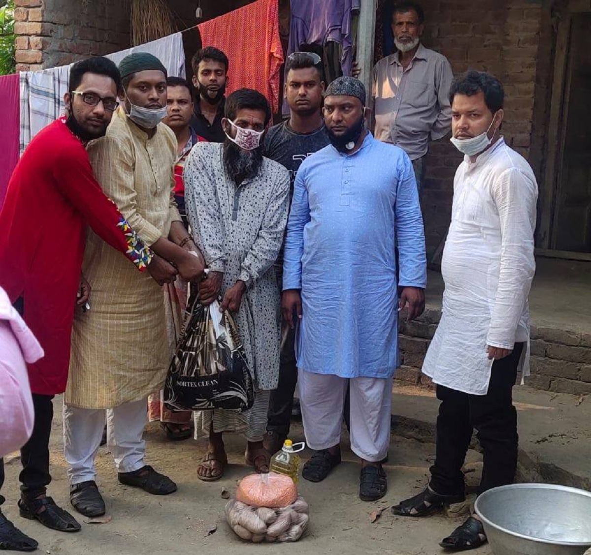 নাটোরে নির্যাতিত কৃষকের পাশে দাঁড়ালো ছাত্রলীগ