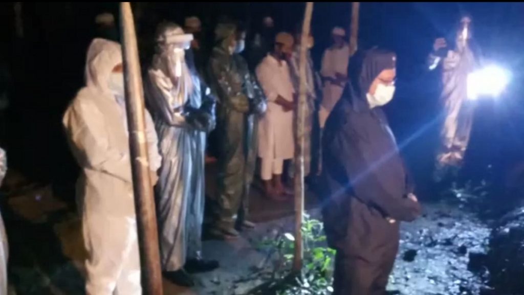 করোনায় মারা যাওয়া এসআই খালেকের দাফন; জানাজা পড়ালেন এমপি