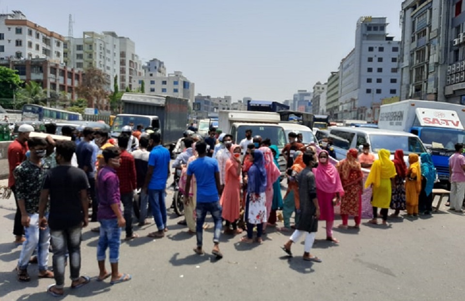 বেতনের দাবিতে রাজধানীতে সড়ক অবরোধ করে গার্মেন্টস শ্রমিকদের বিক্ষোভ