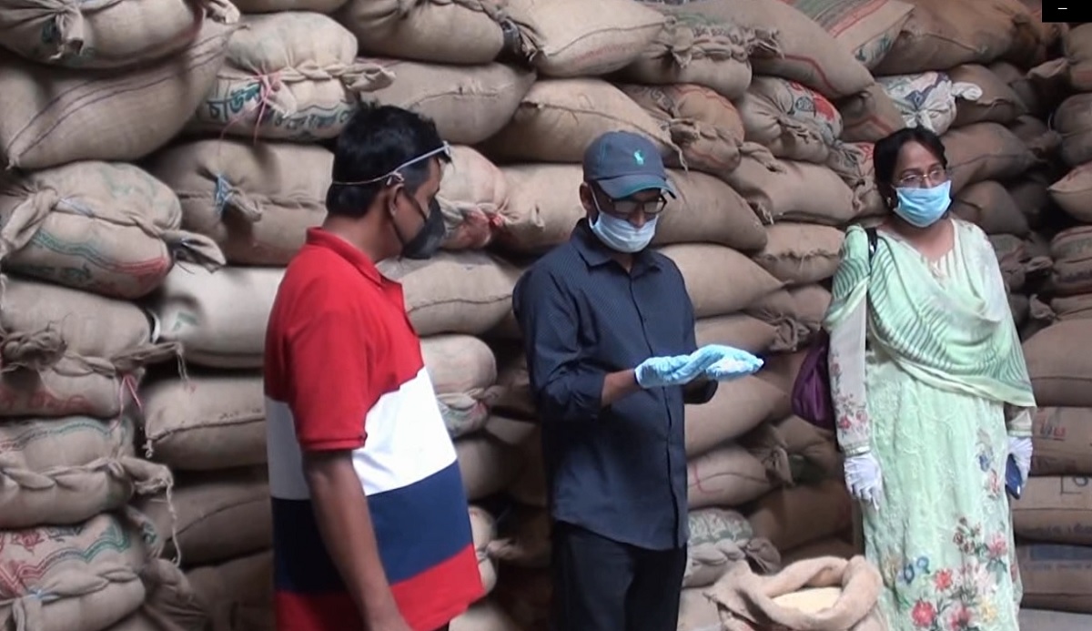 ব্যবসায়ীর গুদাম থেকে ১৯ হাজার ২০০ কেজি সরকারি চাল জব্দ
