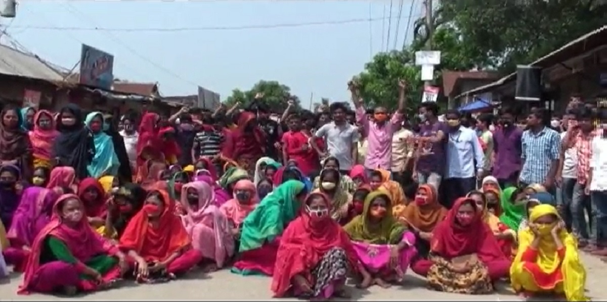 সাভারে বকেয়া বেতনের দাবিতে পোশাক শ্রমিকদের বিক্ষোভ