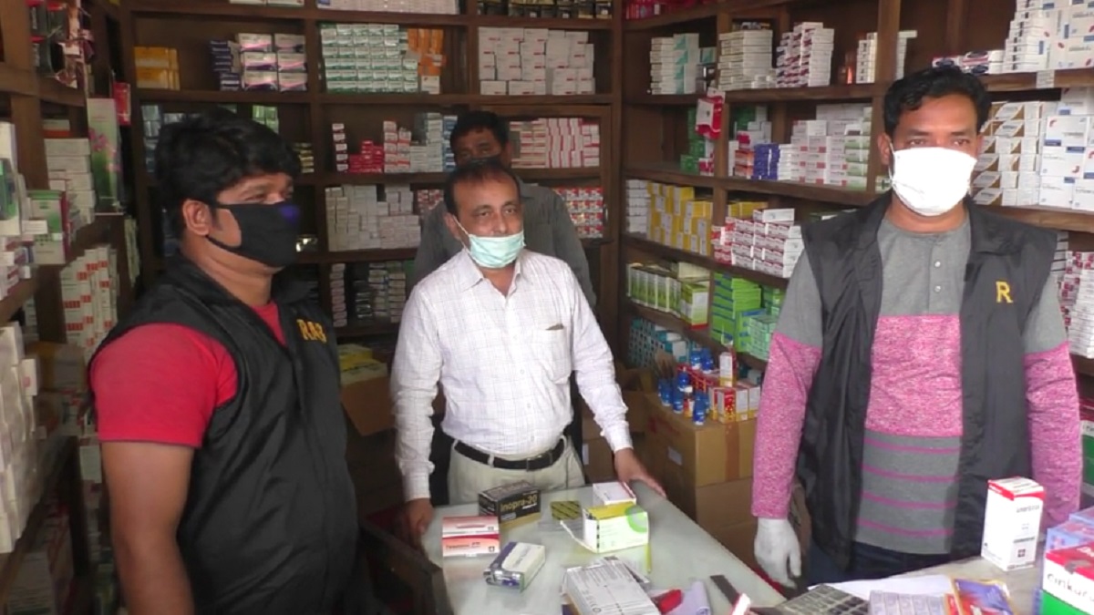 ঝিনাইদহে নকল ঔষধ জব্দ, জরিমানা, দোকান সিলগালা