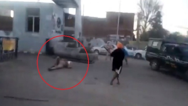 ভারতে কোপ দিয়ে পুলিশের হাত বিচ্ছিন্ন করলেন লকডাউন অমান্যকারী!