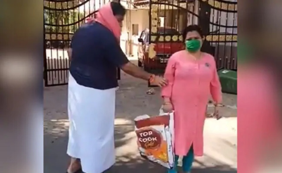 ডেলিভারি বয় মুসলিম, তাই মুদির সামগ্রী ফিরিয়ে দিয়ে গ্রেফতার হলেন নারী
