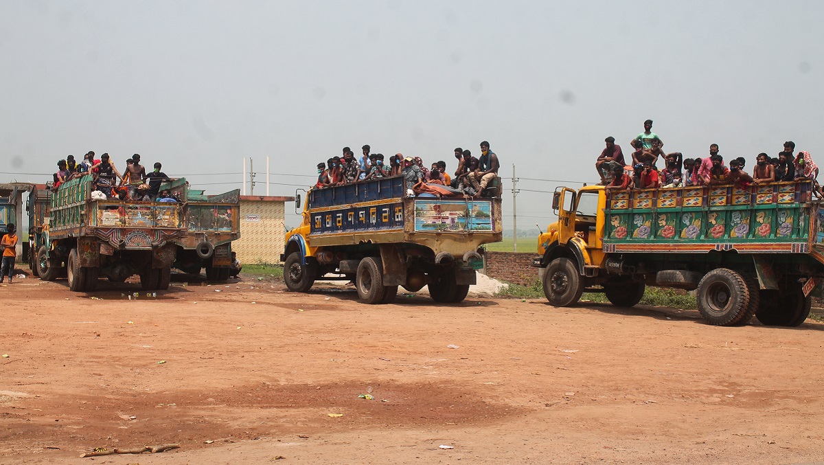 ট্রাকে লুকিয়ে শিশুসহ শতাধিক নারী-পুরুষ বাড়ির পথে, ঝিনাইদহে আটক