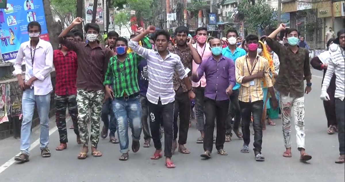 নারায়ণগঞ্জে লকডাউন উপেক্ষা করে গার্মেন্টস শ্রমিকদের বিক্ষোভ