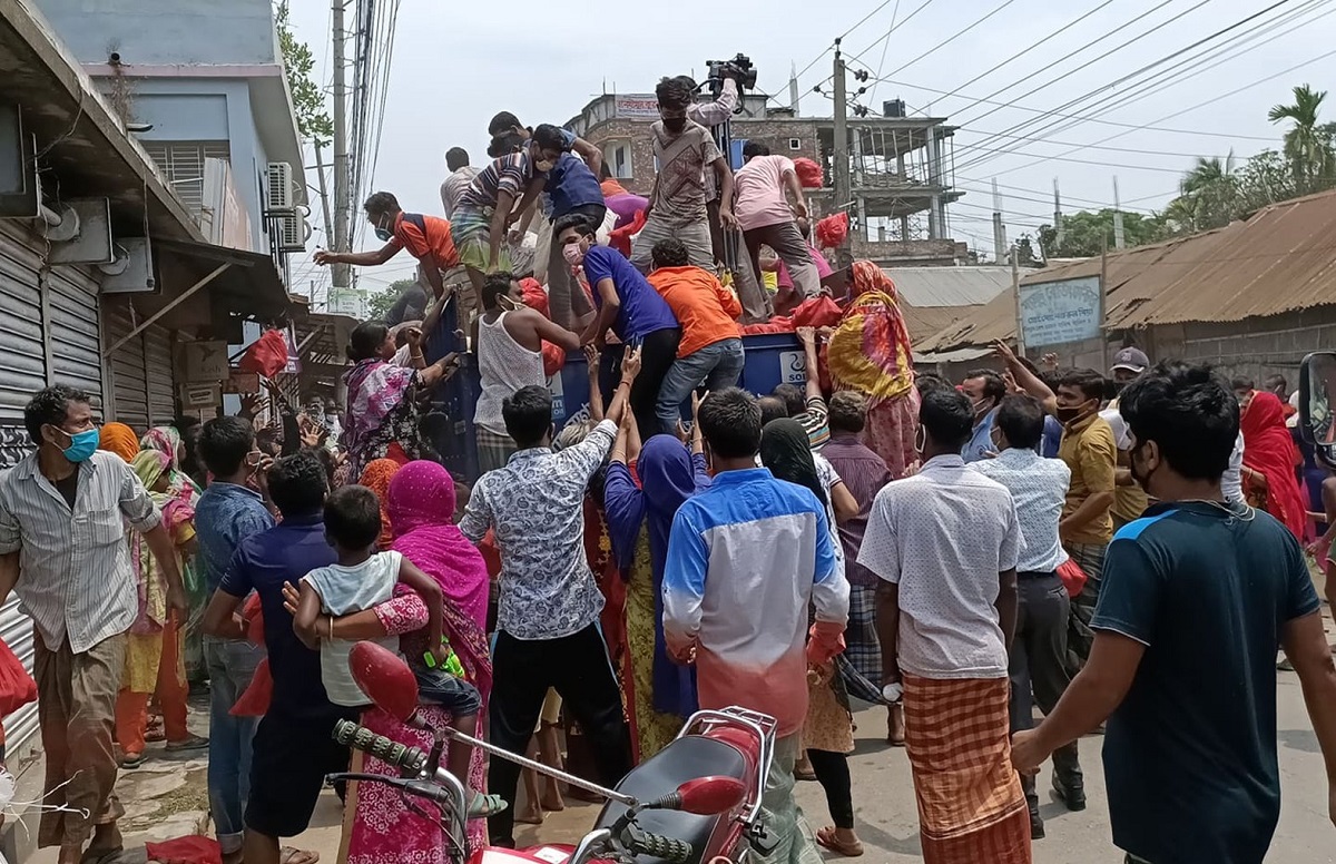 ট্রাক আটকিয়ে ত্রাণ সামগ্রী লুট করে নিলো এলাকাবাসী