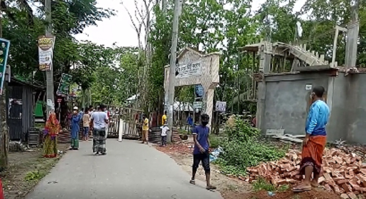 পটুয়াখালীর বাউফলে করোনা রোগীদের স্থানান্তরের জন্য বিক্ষোভ