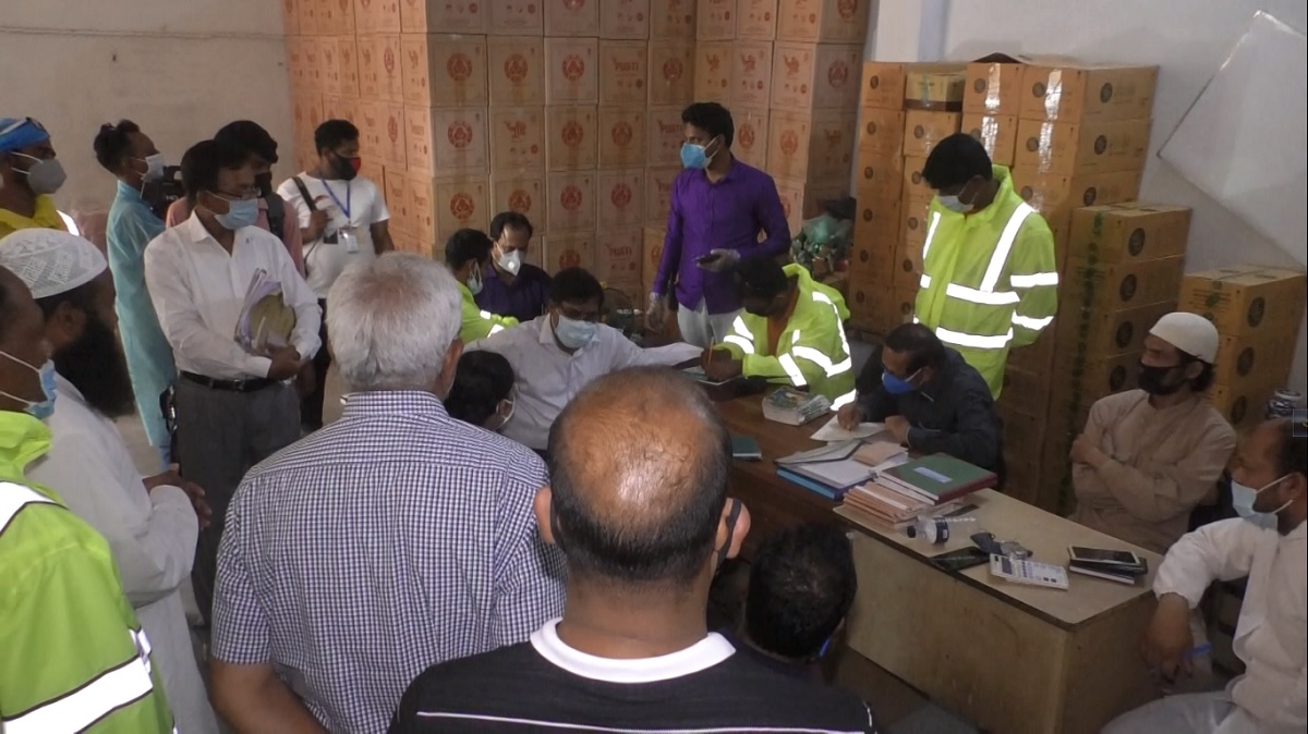 রংপুরে টিসিবির ৬৪৮০ লিটার সয়াবিন তেল উদ্ধার, ব্যবসায়ী গ্রেফতার