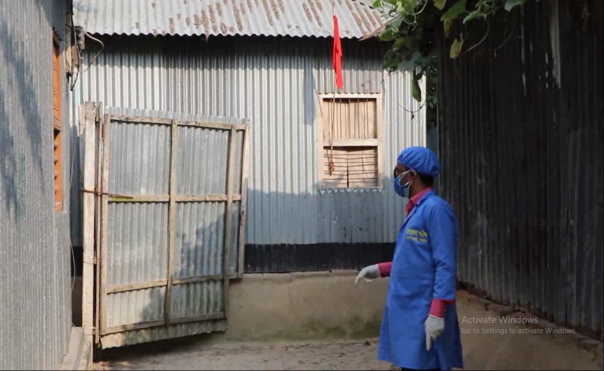 পাবনাতে নারায়ণগঞ্জ ও ঢাকা ফেরতদের বাড়িতে লাল পতাকা