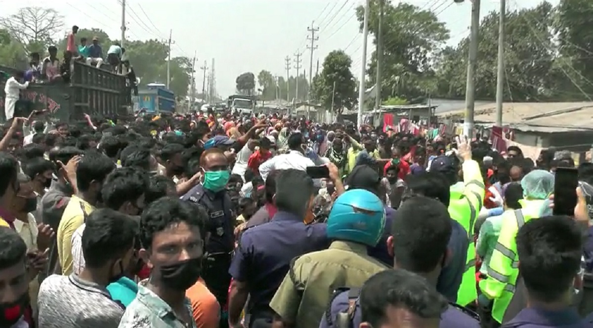 ত্রাণের দাবিতে সড়ক অবরোধ, মানেনি কেউ সামাজিক দূরত্ব