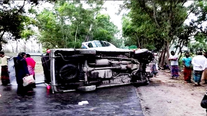 লকডাউন উপেক্ষা করে ট্রাক ও মাইক্রোবাস সংঘর্ষ, আহত ছয়