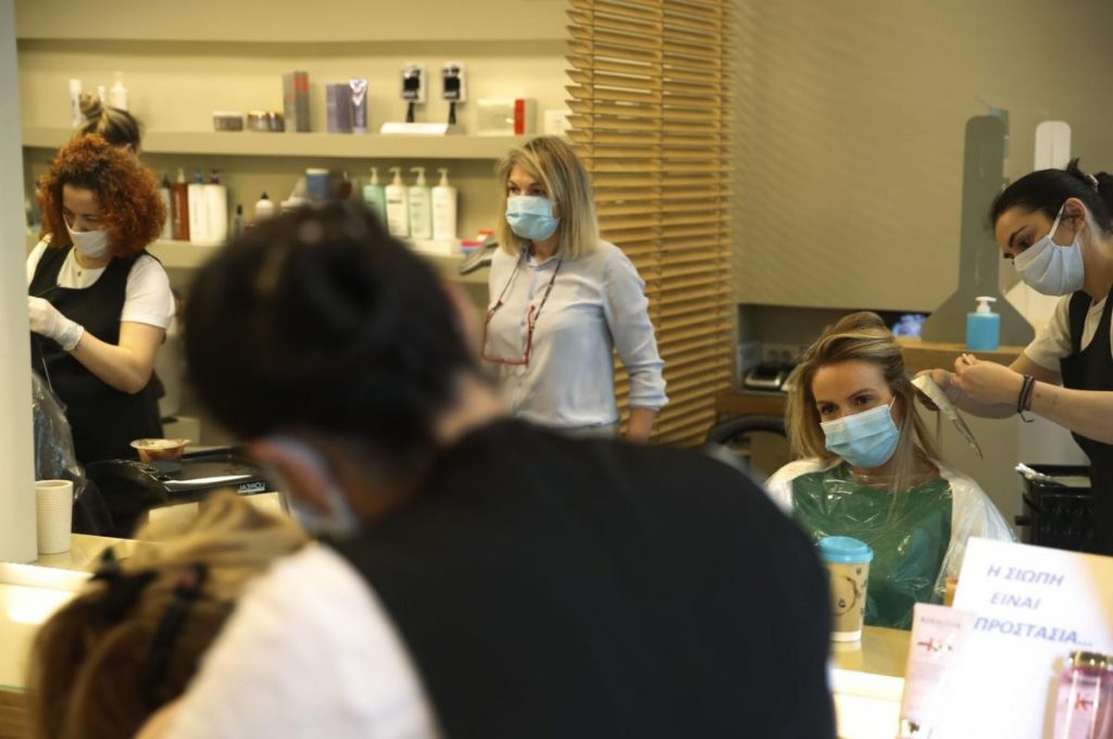 গ্রিসে লকডাউন শিথিল, চুল কাটা ও ফুল কেনার হিড়িক