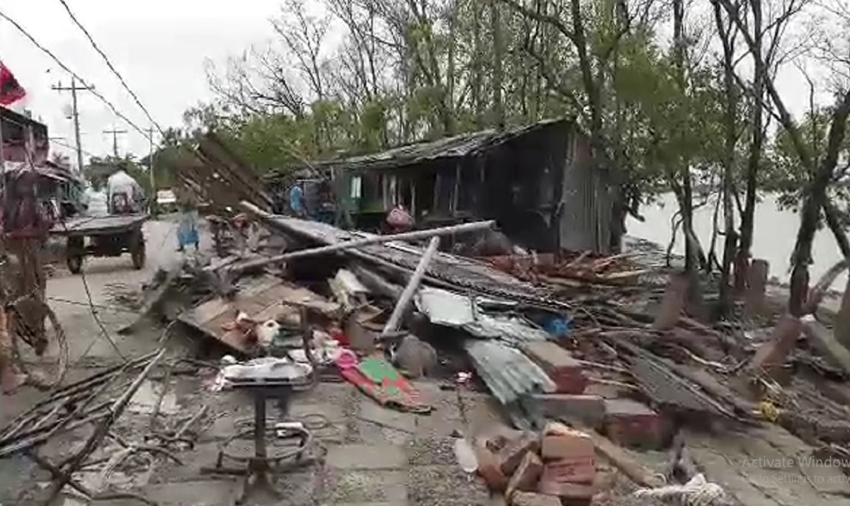 ঘূর্ণিঝড়ে গাছ ও দেয়াল চাপায় বিভিন্ন স্থানে ১০ জনের মৃত্যু