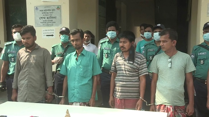 জিনের বাদশা সেজে অর্থ আত্মসাতের অভিযোগে চারজন গ্রেফতার