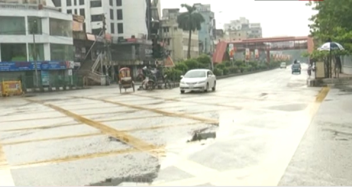 আজ ঢাকায় মানুষের চলাচল তুলনামূলক কম