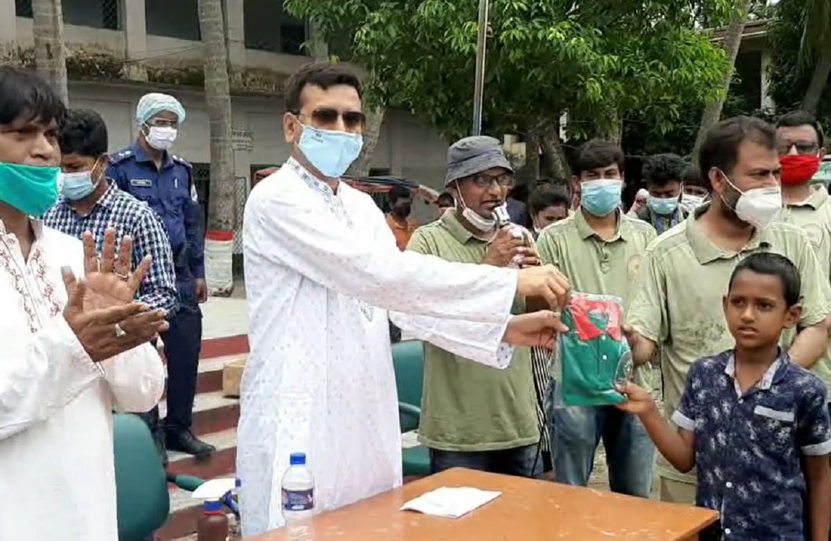 হাজারো শিশুর মুখে হাসি ফোটাল ‘করোনা যুদ্ধে আমরা’ নামের স্বেচ্ছাসেবী সংগঠন