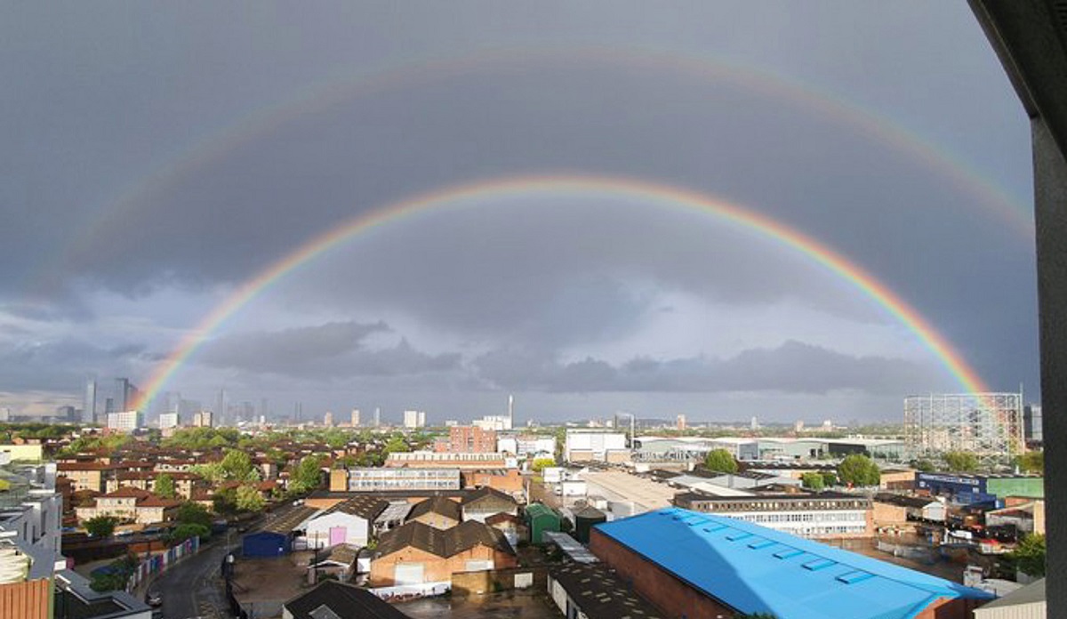 যুক্তরাজ্যের আকাশে দেখা গেলো জোড়া রংধনু