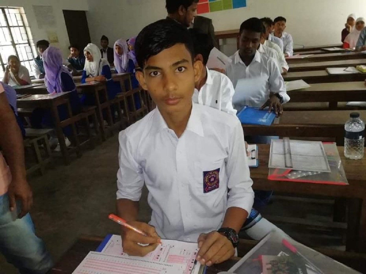 বাবাকে দাফন করে এসে পরীক্ষায় অংশ নেয়া আমিরুল জিপিএ-৫ পেয়েছে বাবাকে দাফন করে এসে পরীক্ষায় অংশ নেয়া আমিরুল জিপিএ ৫ পেয়েছে