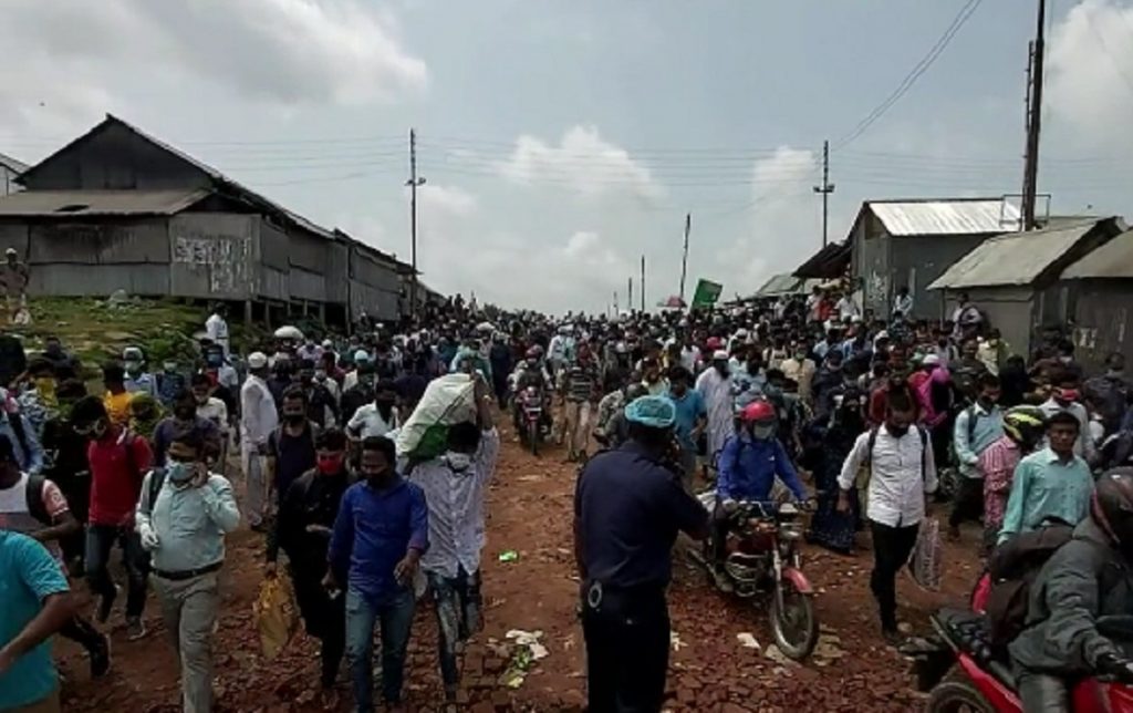 কাঁঠালবাড়ি-শিমুলিয়া ঘাটে ঢাকামুখি মানুষের ঢল