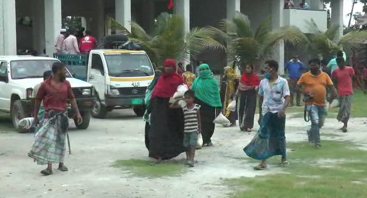 ভোলায় আশ্রয় কেন্দ্র ছাড়ছে মানুষ, স্বাভাবিক হচ্ছে জনজীবন