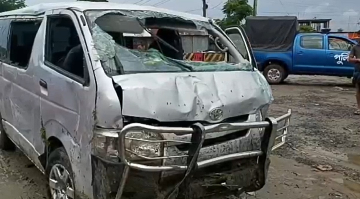 মুন্সিগঞ্জে মাইক্রোবাস নিয়ন্ত্রণ হারিয়ে খাদে পড়ে নিহত ৩ মুন্সীগঞ্জে মাইক্রোবাস নিয়ন্ত্রণ হারিয়ে খাদে পড়ে নিহত ৩