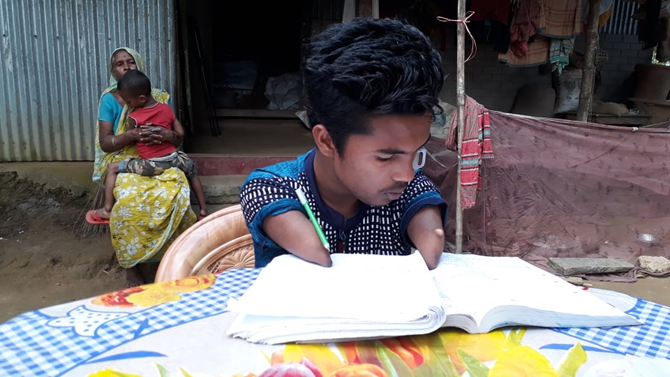 শারীরিক প্রতিবন্ধকতাকে জয় করে এসএসসি পাশ দুর্গাপুরের শিক্ষার্থীর শারীরিক প্রতিবন্ধকতাকে জয় করে এসএসসি পাশ দুর্গাপুরের শিক্ষার্থীর