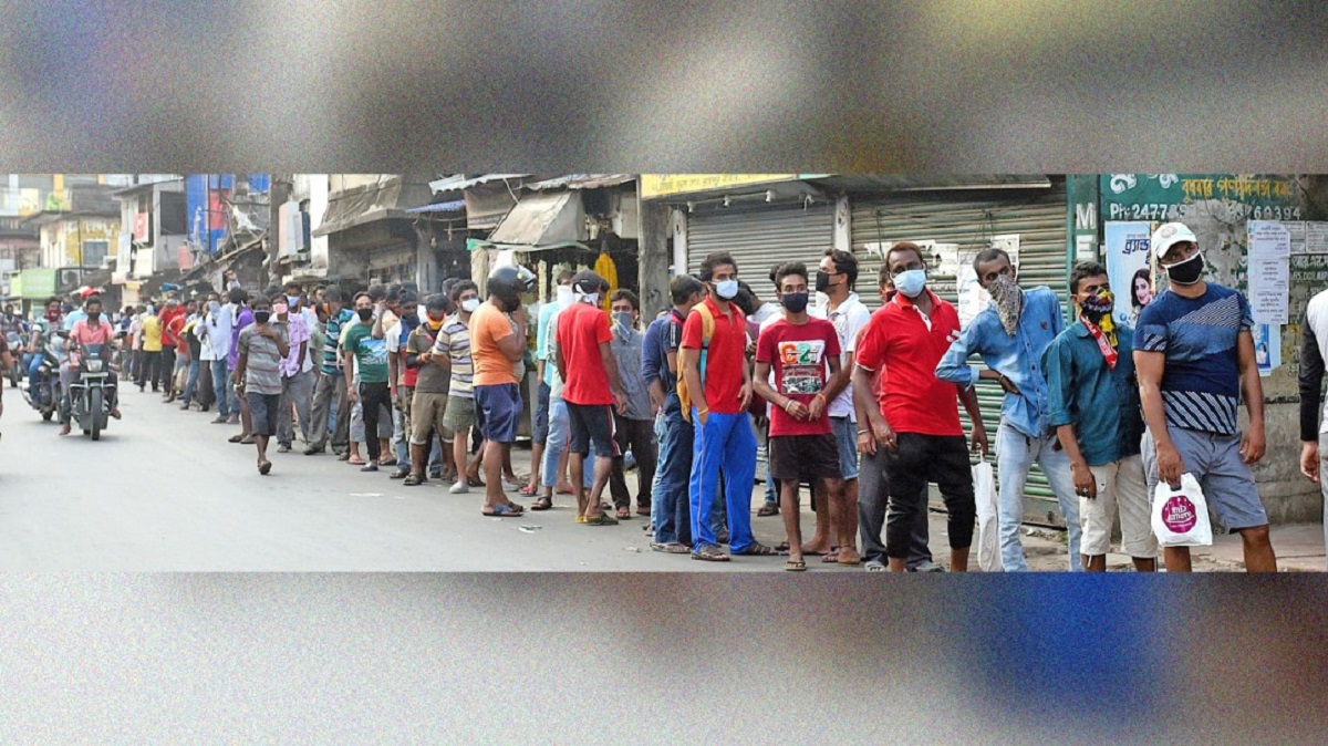 পশ্চিমবঙ্গে মদের জন্য দীর্ঘ লাইন