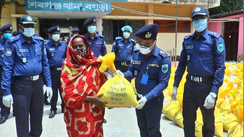 জব্দ করা চাল অসহায়দের বিতরণ করলো পুলিশ