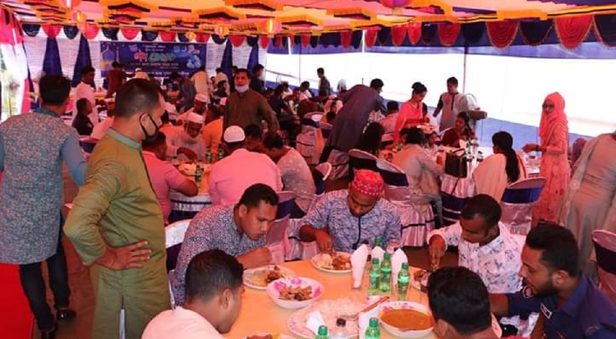 করোনার মধ্যে পুলিশ সুপারের উপস্থিতিতে থানায় প্রীতিভোজ!