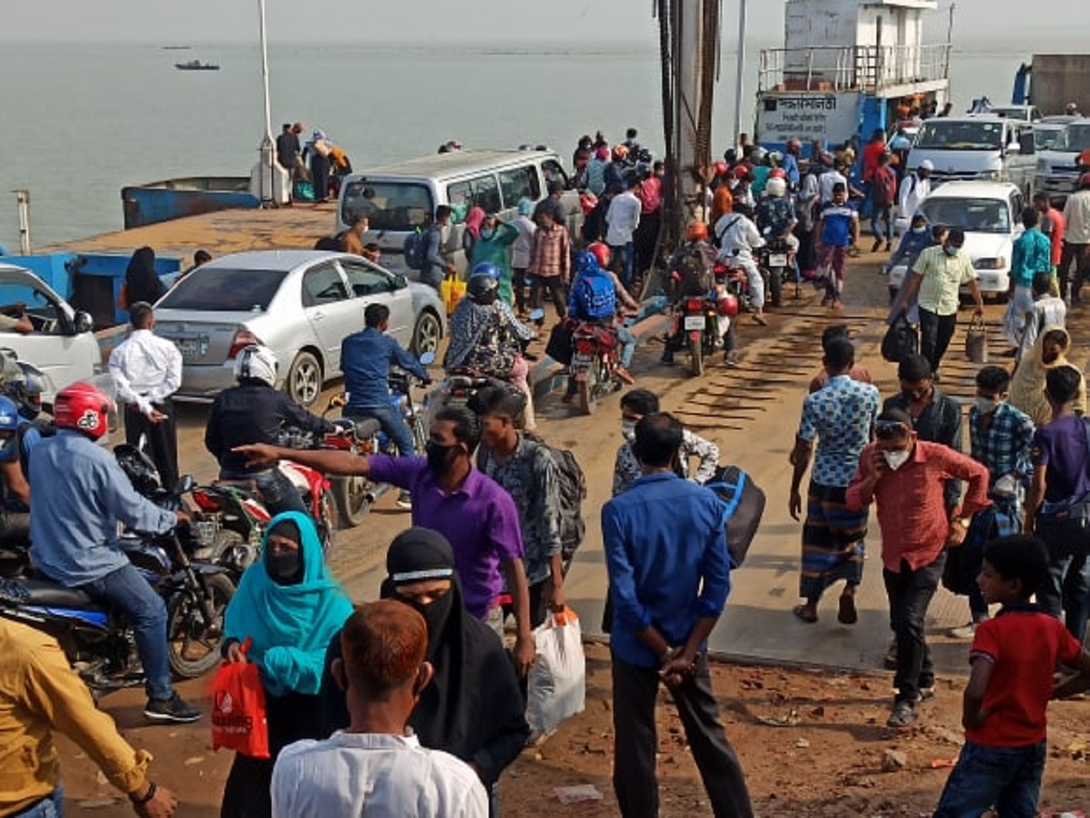 দৌলতদিয়া ঘাটে ঢাকামুখী যাত্রীদের চাপ বেড়েছে দৌলতদিয়া ঘাটে ঢাকামুখী যাত্রীদের চাপ বেড়েছে