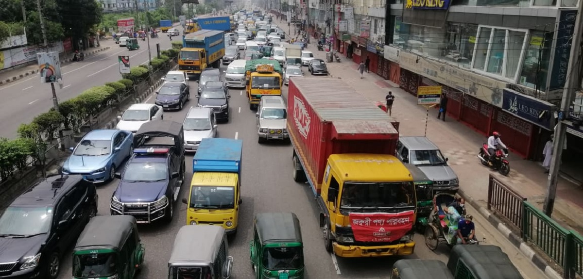 বনানীতে শ্রমিকদের রাস্তা অবরোধ, তীব্র যানজট