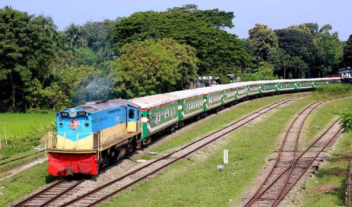 ১৭ যাত্রী নিয়ে বগুড়া থেকে ঢাকা গেলো লালমনি এক্সপ্রেস