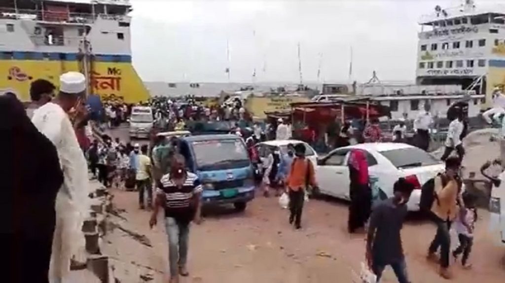 শিমুলিয়া-কাঁঠালবাড়ি নৌরুটে সীমিত আকারে ফেরি চলাচল করছে