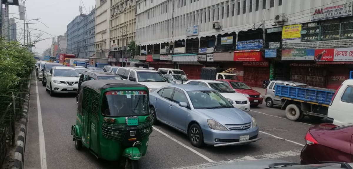 দিন দিন সড়কে বাড়ছে জনসমাগম, শারীরিক দূরত্ব নিশ্চিতে উদাসীনতা