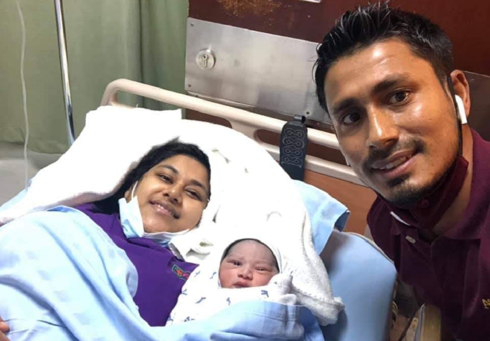 দ্বিতীয় সন্তানের বাবা হলেন আশরাফুল; স্ত্রীকে ‘স্যালুট’ জানালেন দ্বিতীয় সন্তানের বাবা হলেন আশরাফুল; স্ত্রীকে 'স্যালুট' জানালেন