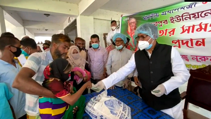 ভোলায় বধির ও প্রতিবন্ধিদের মাঝে নগদ সাহায্য দিলেন এমপি শাওন