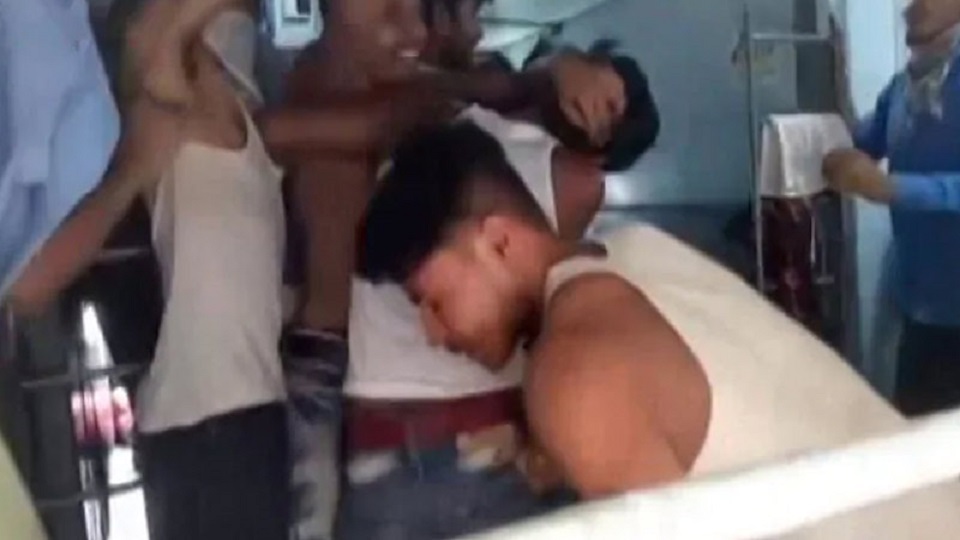 ভারতে খাবার নিয়ে ট্রেনের কামরায় শ্রমিকদের তুমুল সংঘর্ষ