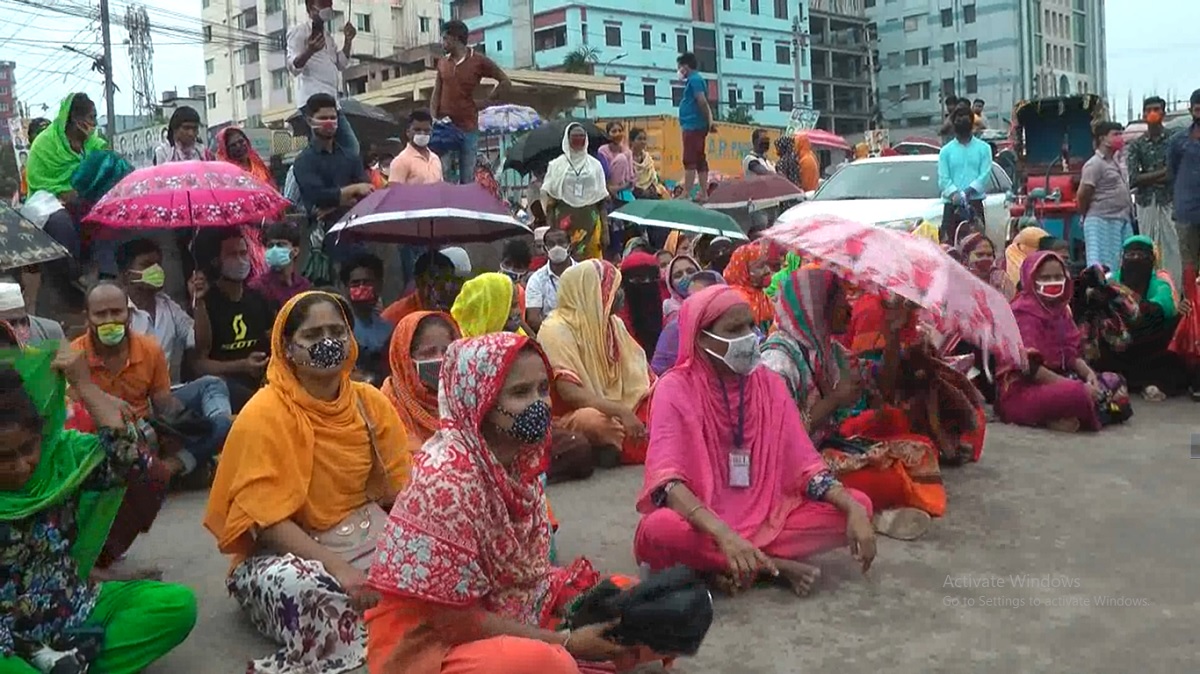 করোনা, আম্পান উপেক্ষা করে গাজীপুরে পোশাক শ্রমিকদের বিক্ষোভ