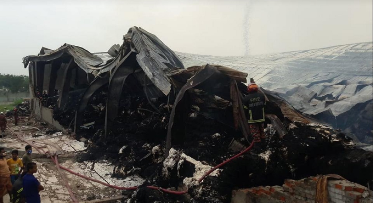 ১৮ ঘণ্টা পর নিয়ন্ত্রণে শ্রীপুরের তুলার গুদামের আগুন