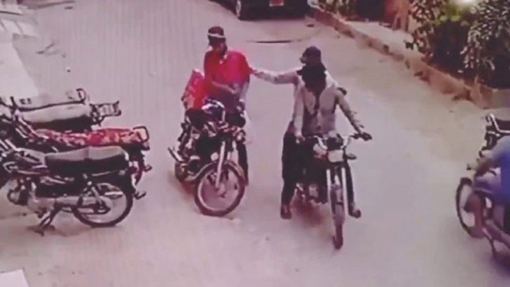 কান্না দেখে ছিনিয়ে নেয়া মালামাল ফিরিয়ে দিলো ছিনতাইকারী!