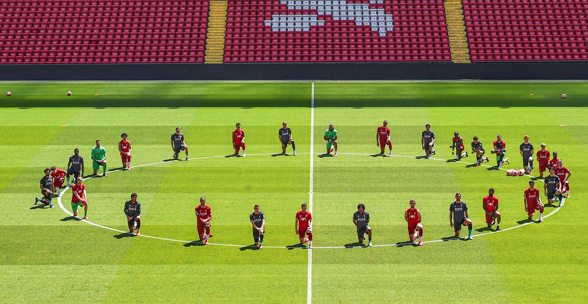 যুক্তরাষ্ট্রে কৃষ্ণাঙ্গ হত্যা, অভিনব প্রতিবাদ ফুটবলারদের