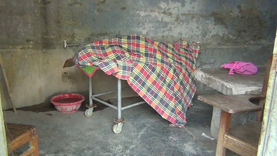 নাটোরে কুপিয়ে হত্যা করে দরজায় ফেলে গেল লাশ