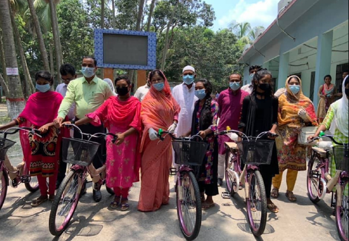 নাটোরে ক্ষুদ্র নৃ-গোষ্ঠী শিক্ষার্থীদের মাঝে বাইসাইকেল বিতরণ