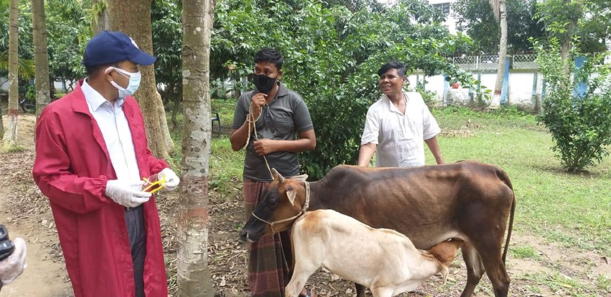 হবিগঞ্জে প্রতিবন্ধী দুই সহোদরকে গাভী উপহার দিলেন পুলিশ সুপার