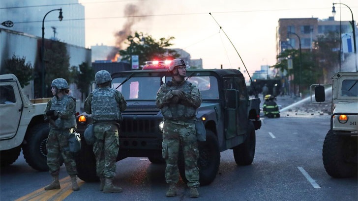 বিক্ষোভ দমনে ট্যাংক নামানোর কথা ভাবছেন ট্রাম্প