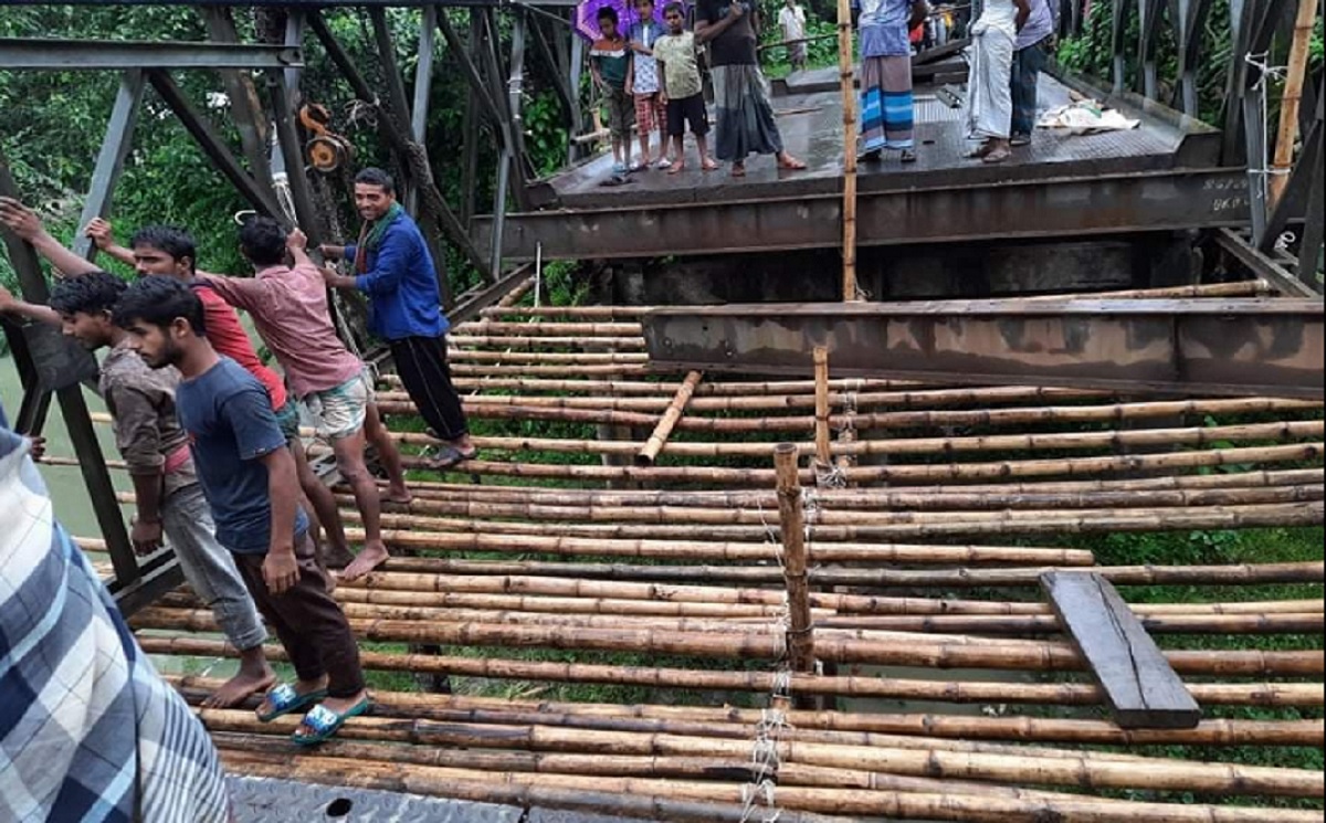 শরীয়তপুরে বেইলি সেতু ভেঙ্গে যান চলাচল বন্ধ